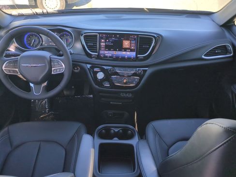 Certified 2025 Chrysler Pacifica Select image 14