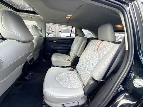 Used 2023 Toyota Highlander Bronze Edition FWD image 27