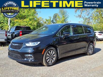 Used 2025 Chrysler Pacifica Select