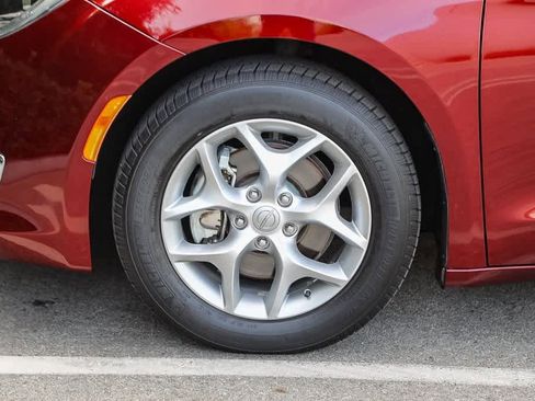 Used 2019 Chrysler Pacifica Touring-L Plus w/ Tire & Wheel Group image 9