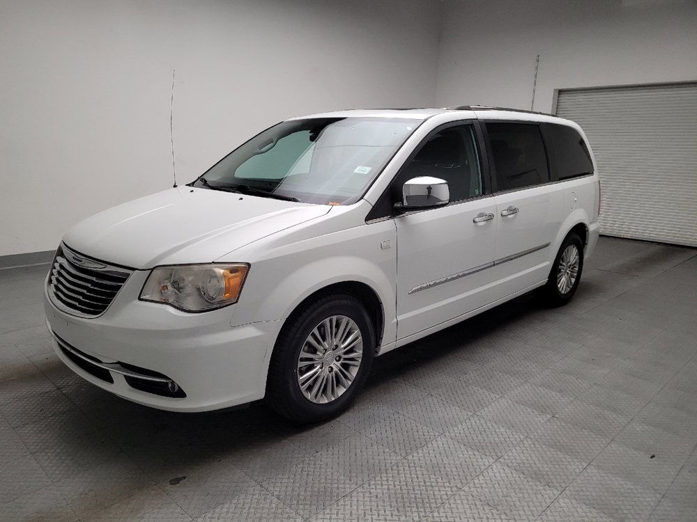 Used 2014 Chrysler Town & Country Touring-L FWD image 2