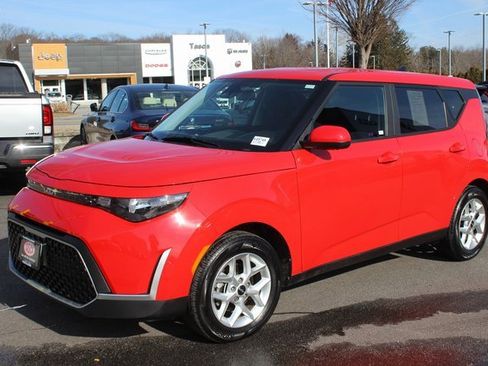 Used 2023 Kia Soul LX w/ LX Technology Package image 2
