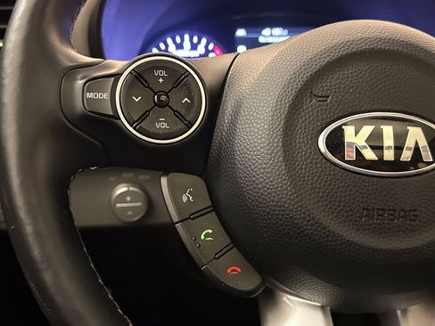 Used 2017 Kia Soul + w/ Primo Package FWD image 31