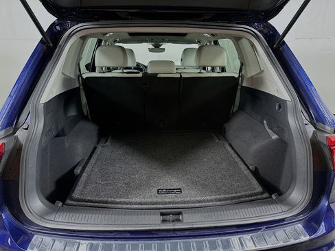 Used 2022 Volkswagen Tiguan SE w/ Panoramic Sunroof Package image 23