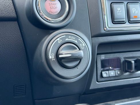 Used 2024 Nissan Titan SV w/ SV Convenience Package image 25