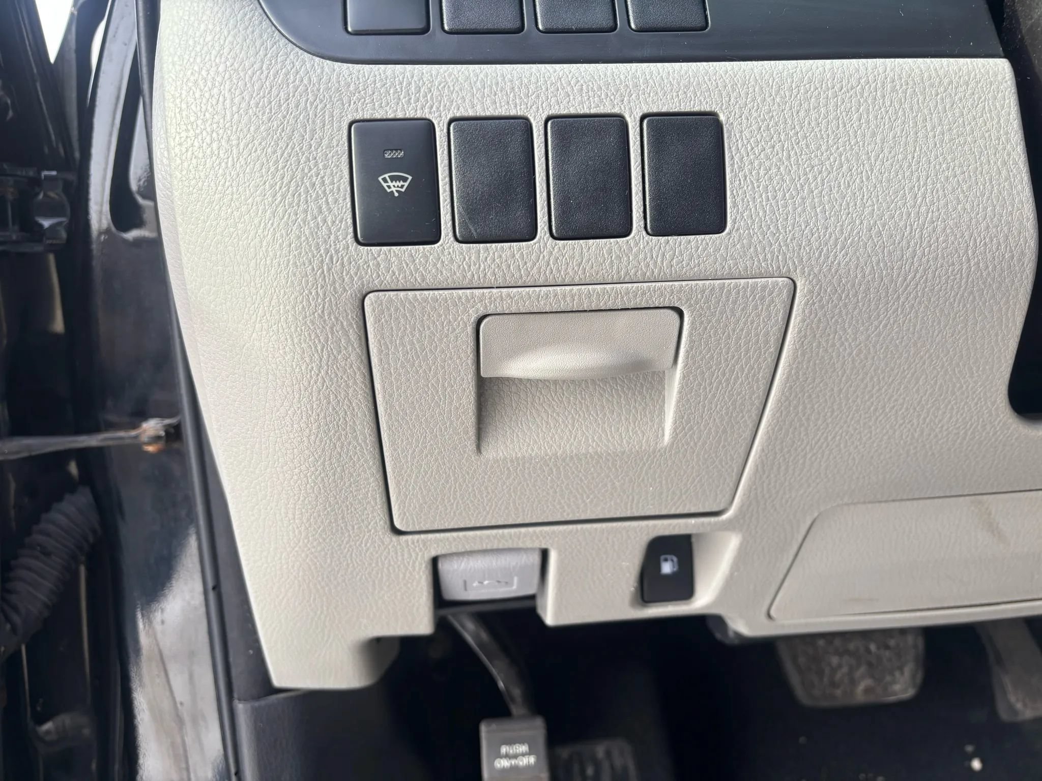 Used 2018 Toyota Highlander LE w/ Carpet Mat Package (TMS) AWD/4WD image 11