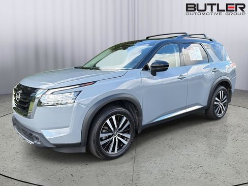 Used 2023 Nissan Pathfinder Platinum FWD image 2
