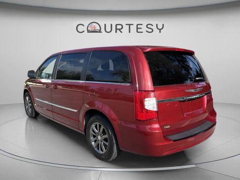 Used 2015 Chrysler Town & Country S w/ Driver Convenience Group FWD image 5