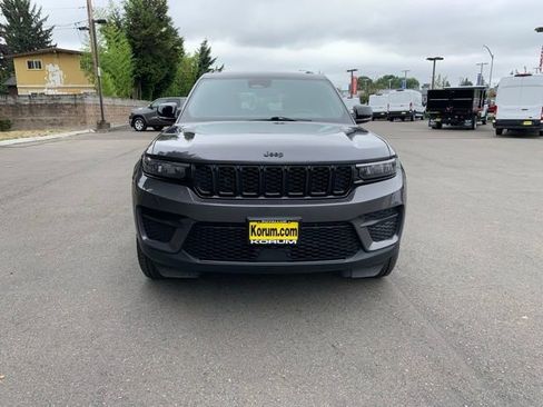 Used 2024 Jeep Grand Cherokee Altitude image 10
