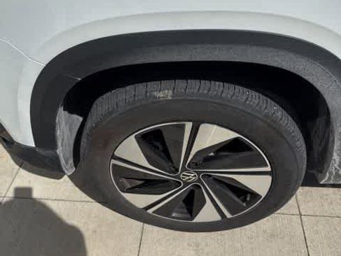 Certified 2024 Volkswagen Taos SE image 9