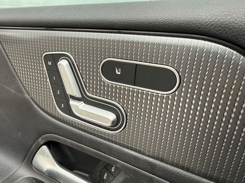 Used 2021 Mercedes-Benz GLB 250 4MATIC image 14