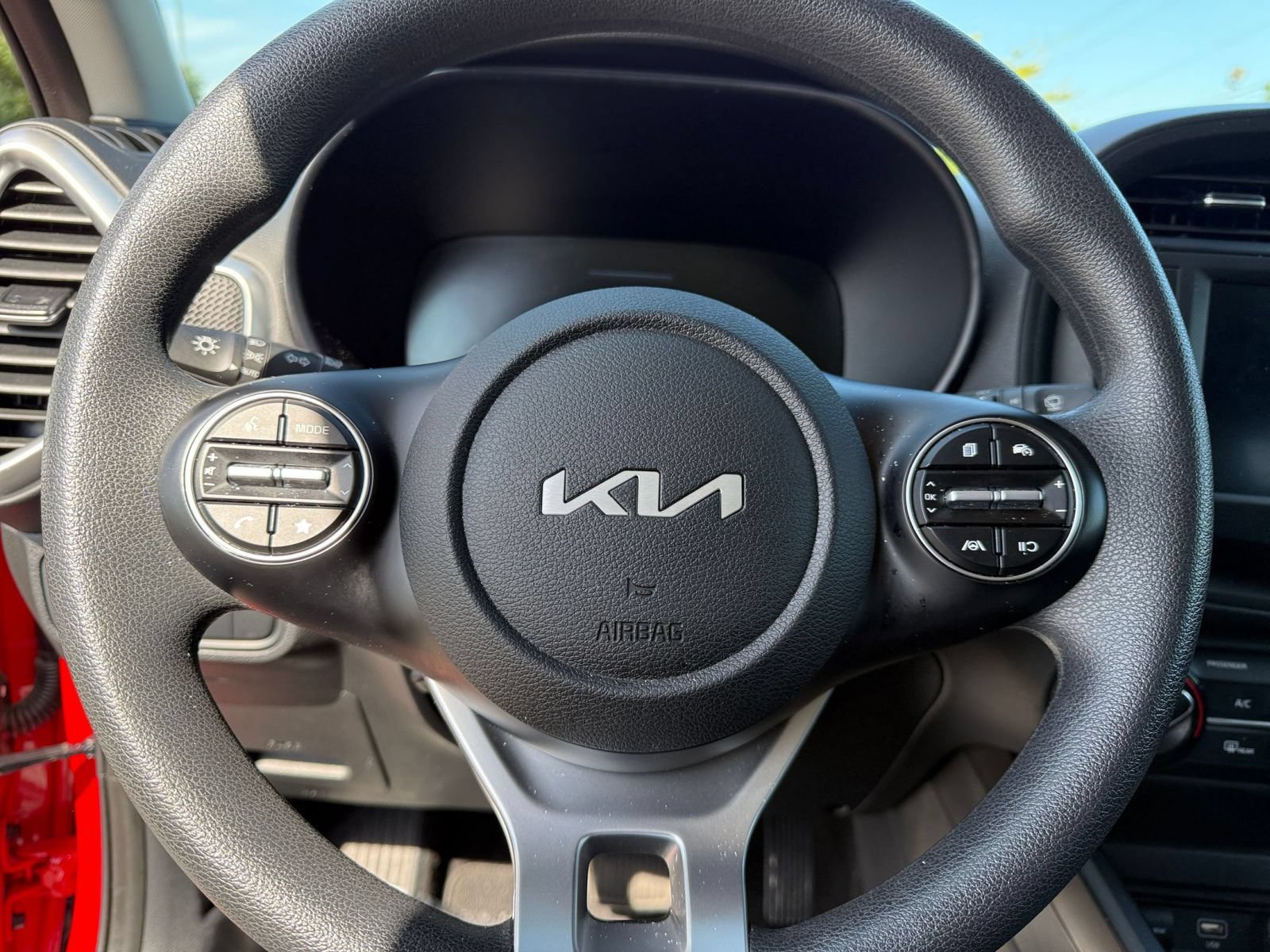 Used 2025 Kia Soul LX w/ LX Technology Package FWD image 25