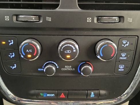 Used 2020 Dodge Grand Caravan SXT FWD image 21