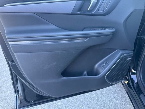 Used 2025 Buick Enclave Sport Touring image 9