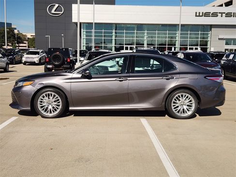 Used 2019 Toyota Camry XLE image 4