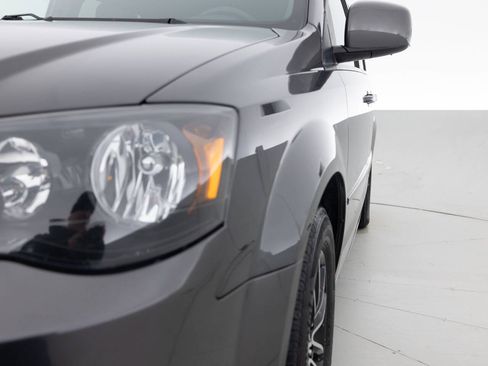 Used 2017 Dodge Grand Caravan SE FWD image 12