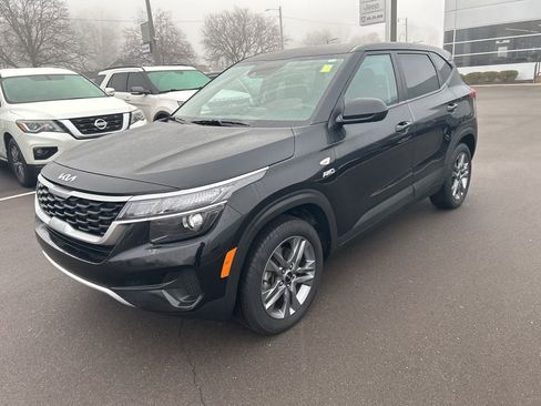 Used 2023 Kia Seltos LX AWD/4WD image 1