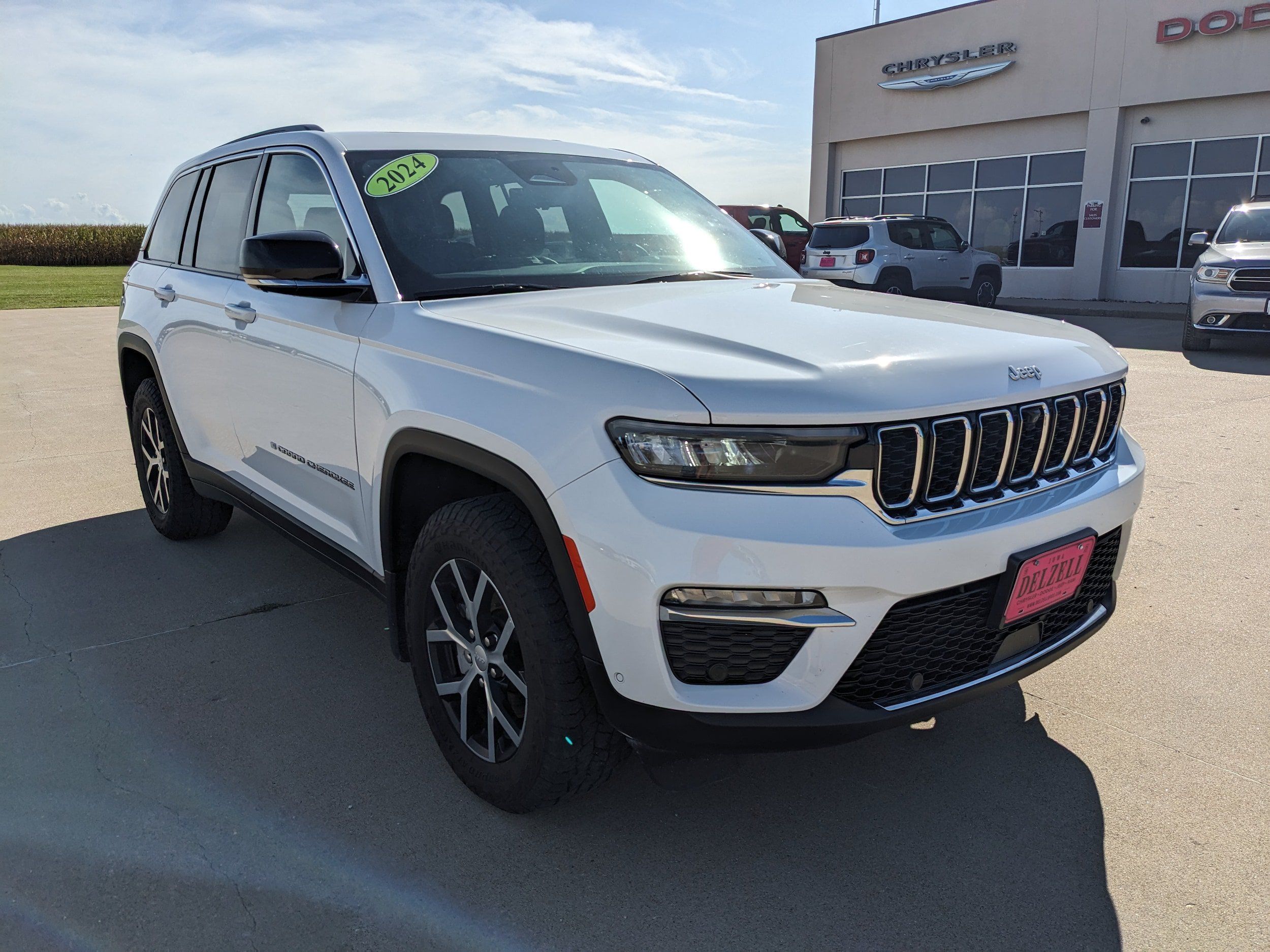 Used 2024 Jeep Grand Cherokee Limited w/ Luxury Tech Group II AWD/4WD image 2