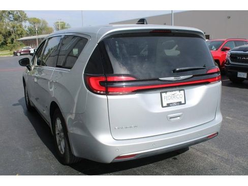 Used 2024 Chrysler Pacifica Touring-L image 6