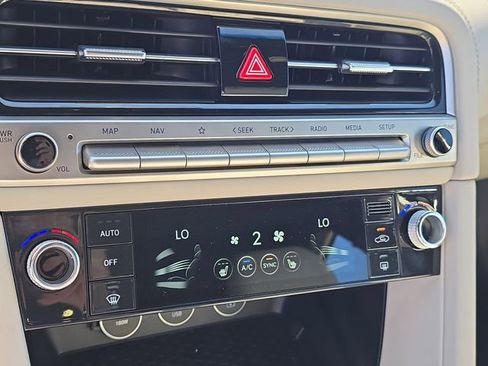 Used 2025 Genesis G70 2.5T image 24