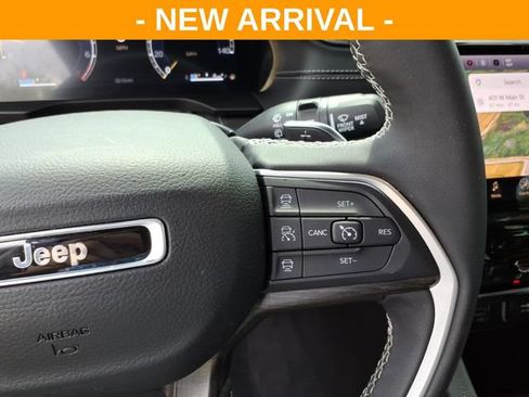 Used 2025 Jeep Grand Cherokee Limited w/ Black Appearance Package AWD/4WD image 17