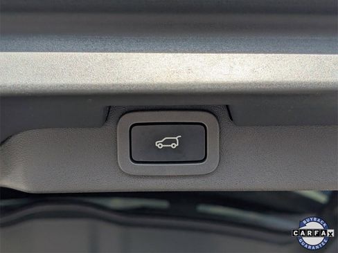 Used 2020 Land Rover Discovery SE image 10