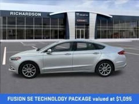 Used 2017 Ford Fusion SE w/ Fusion SE Technology Package FWD image 2