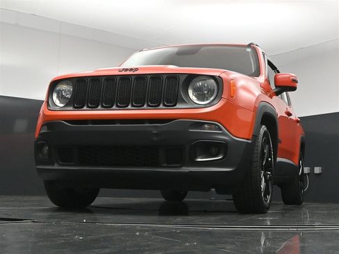 Used 2018 Jeep Renegade Altitude w/ Cold Weather Group FWD image 29