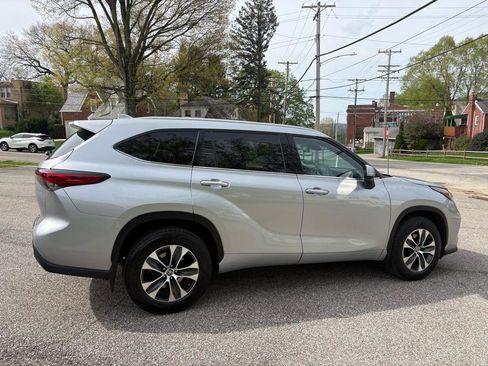 Used 2022 Toyota Highlander XLE image 9