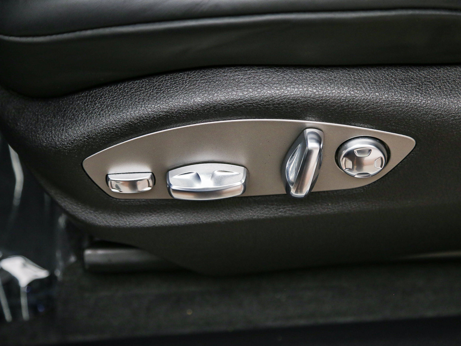 Certified 2026 Porsche Macan AWD/4WD image 25