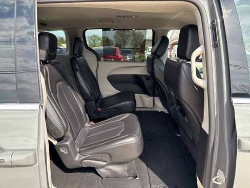 Used 2023 Chrysler Pacifica Touring-L FWD image 12