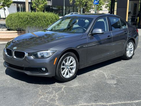 Used 2017 BMW 320i Sedan RWD image 4