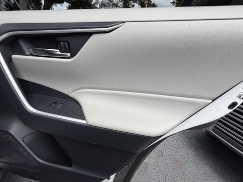 Used 2019 Toyota RAV4 XLE w/ Convenience Package FWD image 39