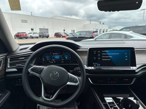 Used 2024 Volkswagen Atlas SEL Premium R-Line AWD/4WD image 25