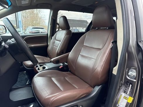 Used 2015 Toyota Sienna Limited Premium image 10