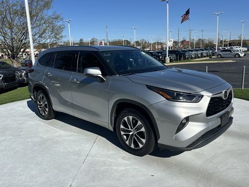 Certified 2021 Toyota Highlander XLE image 2