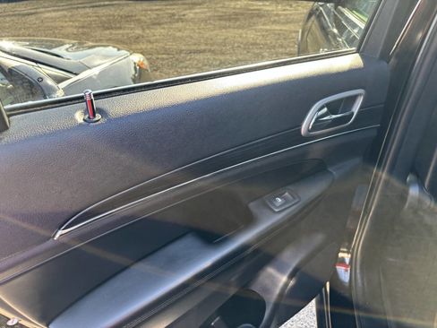 Used 2019 Jeep Grand Cherokee Limited image 16