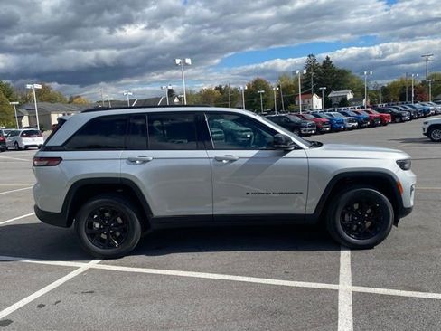 New 2025 Jeep Grand Cherokee Altitude w/ Trailer Tow Package image 9