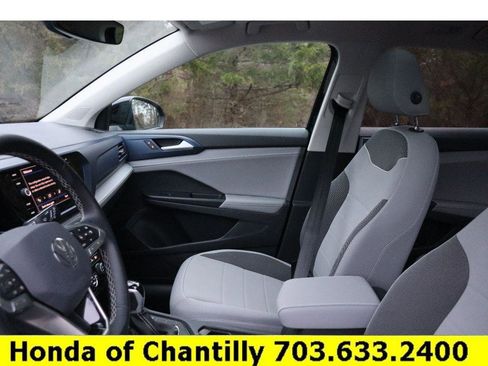 Used 2024 Volkswagen Taos SE image 25
