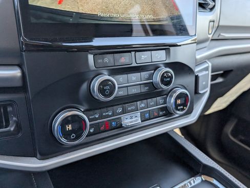 Used 2024 Ford Expedition Max XLT image 19