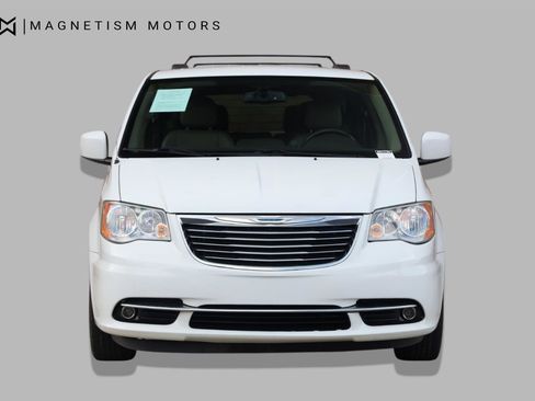 Used 2014 Chrysler Town & Country Touring FWD image 5