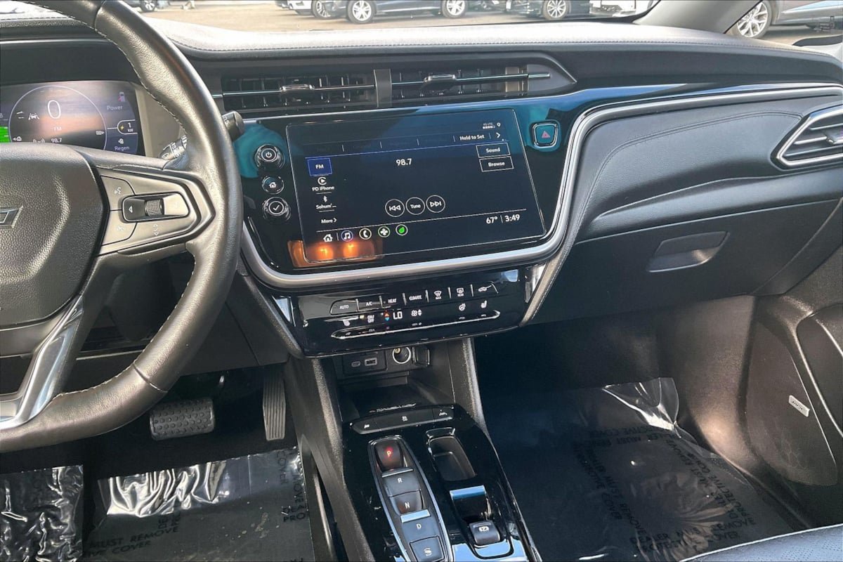 Used 2023 Chevrolet Bolt LT w/ Infotainment Package FWD image 6