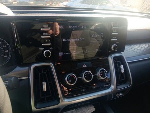 Certified 2022 Kia Sorento LX image 3