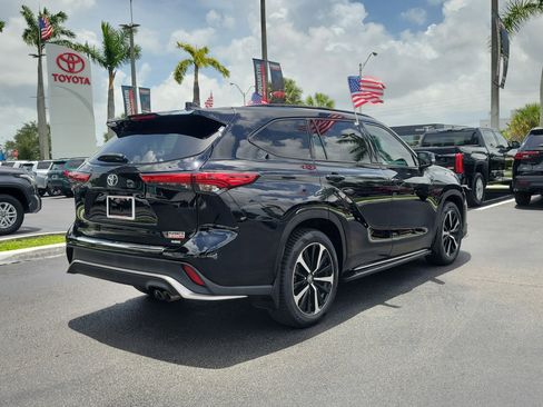 Used 2022 Toyota Highlander XSE FWD image 12