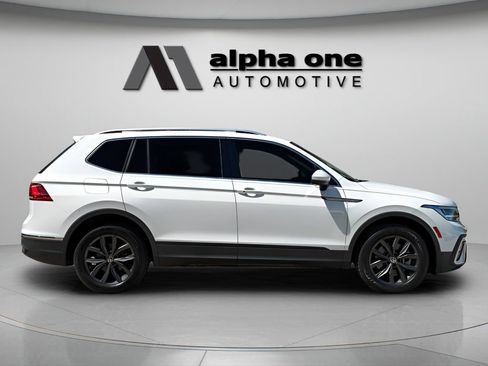 Used 2022 Volkswagen Tiguan SE w/ Panoramic Sunroof Package FWD image 4
