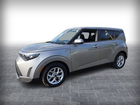 Used 2025 Kia Soul LX w/ LX Technology Package FWD image 3