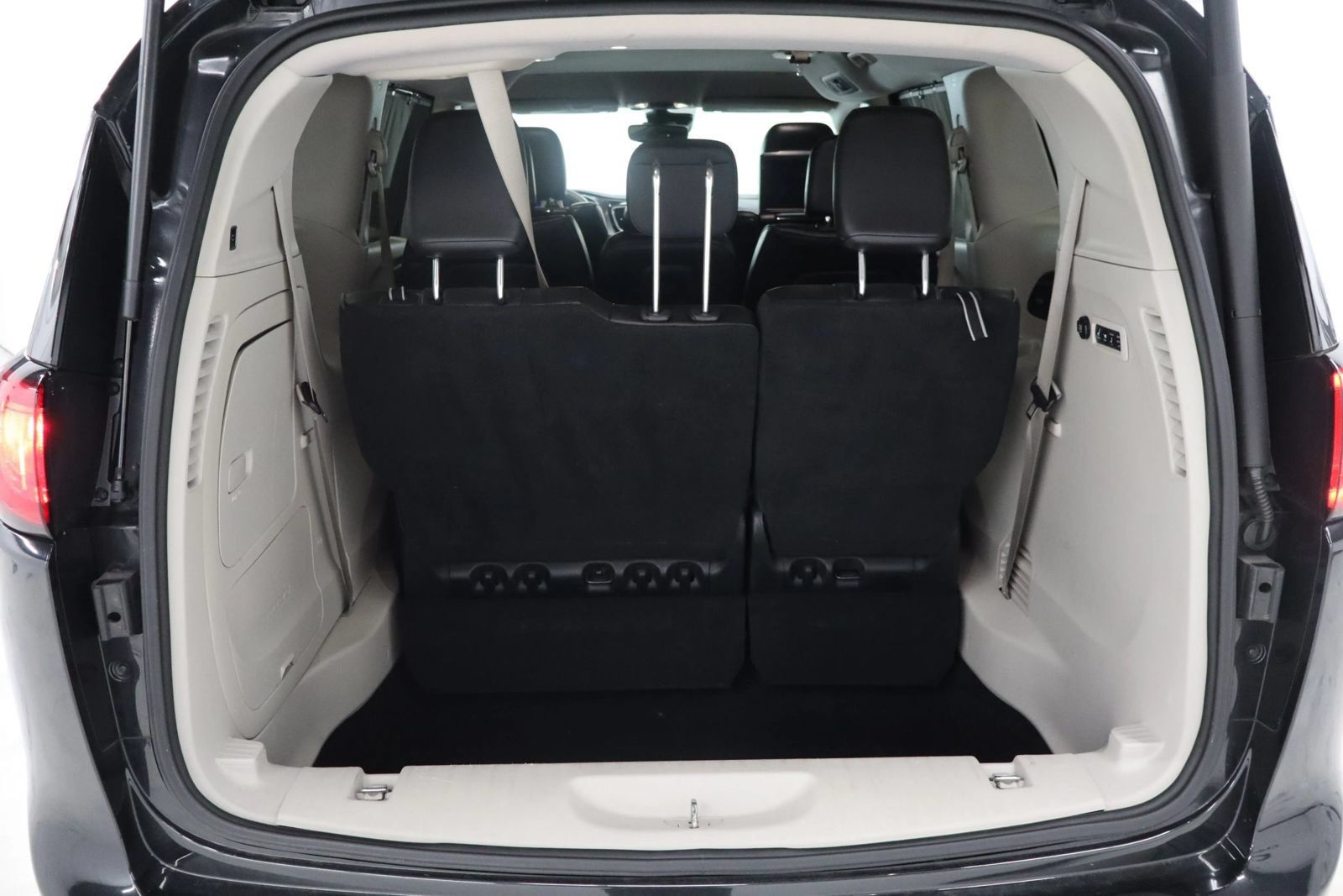 Used 2017 Chrysler Pacifica Limited w/ UConnect Theater Package FWD image 9