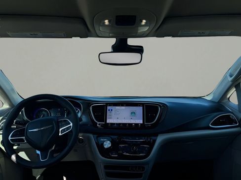 Used 2023 Chrysler Pacifica Touring-L image 17
