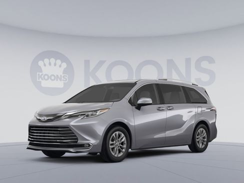 Used 2024 Toyota Sienna XLE image 1