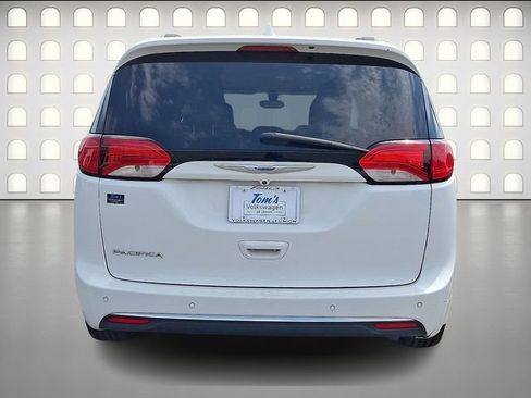 Used 2018 Chrysler Pacifica Touring-L FWD image 6